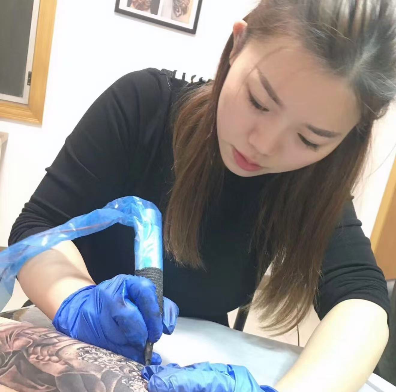 纹身师 Yao 工作中